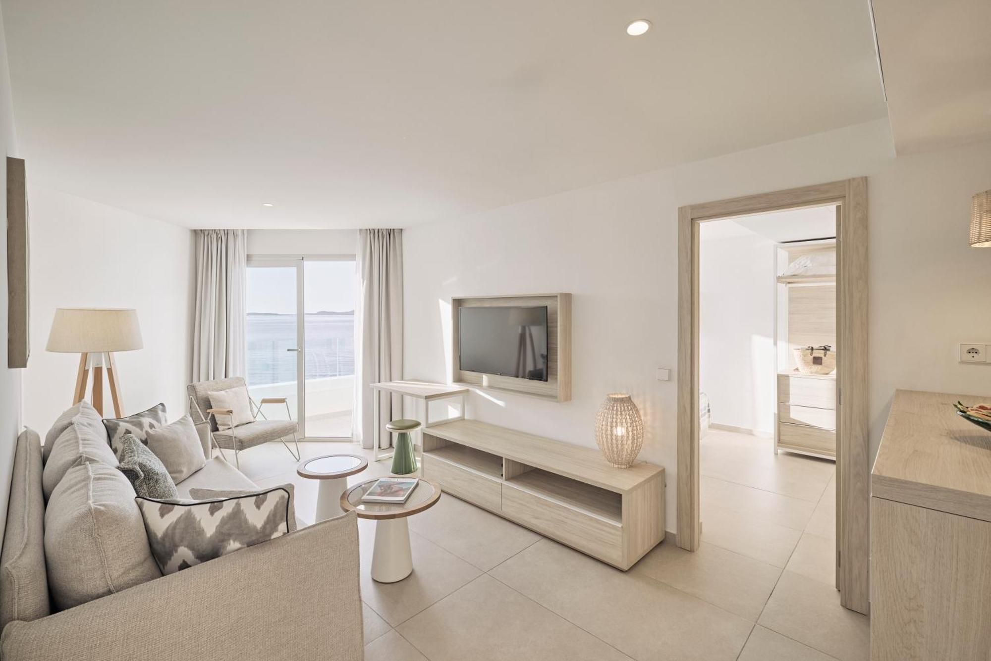 Two-Bedroom Suite with Panoramic Sea View,1746789522:JPEG